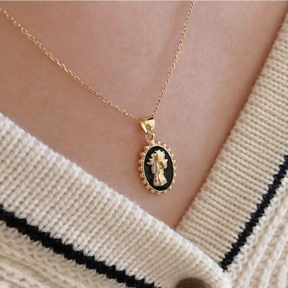 18K Gold Plated Vintage Queen Elizabeth Pendant Necklace - Picture 4 of 6